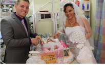 Sinh con xong, cặp vợ chồng Mỹ tổ chức đám cưới ngay trong bệnh viện