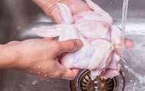 Vì sao không nên rửa thịt gà trước khi chế biến?
