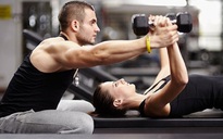 4 dấu hiệu cho thấy bạn đang tập gym với huấn luyện viên tồi