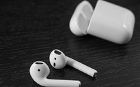 Nuốt luôn tai nghe AirPod trong khi ngủ mà không hay