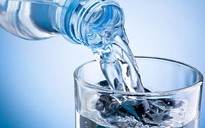 Chai nhựa đựng nước dễ có vi khuẩn, làm sao để vệ sinh đúng cách?