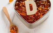 Dùng thực phẩm bổ sung vitamin D với phơi nắng, cái nào hiệu quả hơn?