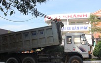 Xe ben kéo gãy cột điện, 2 chi nhánh ngân hàng bị cô lập giao dịch