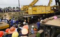 Tai nạn đường sắt kinh hoàng: Cần cẩu lại bị đổ sau khi được cứu hộ