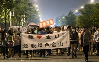 Người dân Thượng Hải biểu tình phản đối xây nhà máy hóa chất