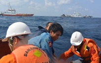 Cứu 8 ngư dân bị chìm tàu trên biển