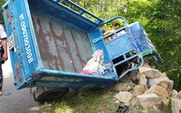 Xe chở hàng bị lật, 15 người rơi xuống vực
