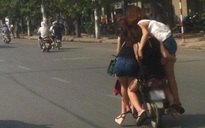 Choáng với 6 cô gái 'làm xiếc' trên chiếc xe máy bát phố Hà Nội