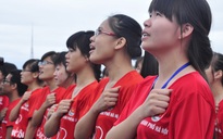 Người dân Hà Nội cùng hát Quốc ca trong lễ diễu hành
