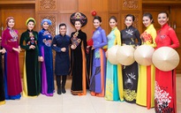 Người đẹp Biển Ninh Hoàng Ngân trình diễn áo dài trên đất Malaysia