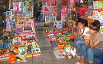 Chất độc ‘núp’ trong đồ chơi: Phạt thật nặng để không ai dám bán