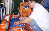 Tàu SAR412 cứu hộ kịp thời một ngư dân bị nôn ra máu