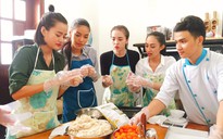 Bị loại khỏi The Face, team Lan Khuê làm bánh trung thu tặng trẻ em nghèo