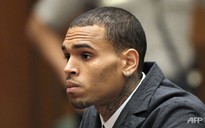 Chris Brown bị cáo buộc tấn công phụ nữ bằng súng
