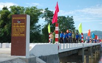 Thanh niên xây cầu qua sông giúp dân