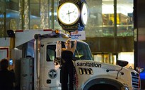 Lady Gaga biểu tình bên ngoài tòa nhà của Donald Trump