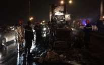 Xe container bốc cháy trên cầu Thanh Trì