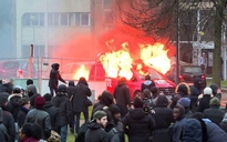 Bạo động ở ngoại ô Paris, nhiều xe bị đốt