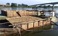 Bắt giữ 2 tàu hút cát trái phép trên sông Thu Bồn
