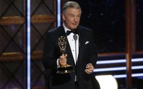 Thắng giải Emmy, tài tử Alec Baldwin vẫn không quên 'đá xoáy' ông Donald Trump