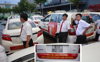 Taxi truyền thống dán khẩu hiệu phản đối Uber, Grab ở TP.HCM
