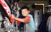 ‘Thợ sửa xe’ 12 tuổi và ước mơ dành tiền đến trường, 'hư gì cũng sửa được'