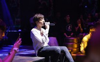 Soobin Hoàng Sơn ngồi bệt xuống sàn hát giao lưu cùng fan