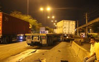 Hai xe container gặp tai nạn trên xa lộ Hà Nội, tài xế thoát chết.