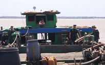 Bắt 3 sà lan vận chuyển 1.500 m³ cát trái phép tại Cần Giờ