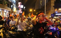 Giới trẻ Sài Gòn 'thức trọn đêm nay' để ăn mừng