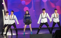'Nữ hoàng sexy' Sunmi 'cháy' hết mình trong đêm nhạc Việt - Hàn