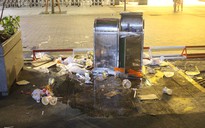 'Bão' rác ở phố đi bộ Nguyễn Huệ sau đêm 'bão' mừng tuyển Việt Nam chiến thắng