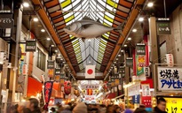 Đi Nhật đến chợ Kuromon để lạc vào thiên đường nguyên liệu ẩm thực
