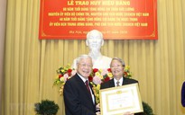 Nguyên Chủ tịch nước Trần Đức Lương nhận Huy hiệu 60 năm tuổi Đảng