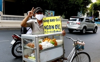 Sài Gòn bớt 'buồn' trong những ngày cách ly xã hội bởi gánh hàng rong lẻ loi