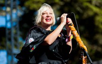 Nữ ca sĩ nổi tiếng người Úc lên chức bà ở tuổi 45