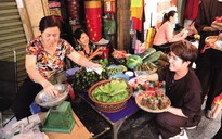 Huỳnh Lập bán nem chua giúp người phụ nữ bất hạnh