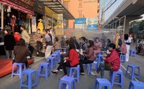 Người Hà Nội ngồi cách nhau 1 mét, xếp hàng mua vàng vía Thần Tài
