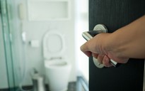Điều gì xảy ra khi bạn vào nhà vệ sinh với… điện thoại di động?