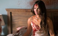 Megan Fox mặt đầy máu, bị còng tay với xác chồng trong trailer phim mới