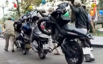 Kéo hàng dài xe máy khóa cổ khỏi phố cổ Hội An nhận 'mưa' lời khen