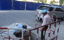 Một người khiếm thị rơi xuống cống trên phố đi bộ Nguyễn Huệ