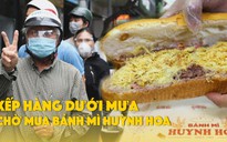 Rồng rắn xếp hàng dưới mưa chờ mua bánh mì ‘đắt nhất Sài Gòn’