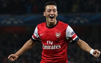 Người hâm mộ chặn xe, van xin Ozil đừng bỏ Arsenal