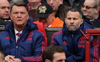 HLV Van Gaal giật tóc phóng viên để minh họa một pha phạm lỗi