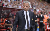 Người hâm mộ M.U gây áp lực cho Mourinho trước thềm derby Manchester