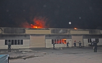 Cháy lớn ở nhà xưởng sân golf