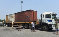 Đâm ngang xe container, một người nguy kịch