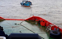 Cảnh sát biển đưa 3 thuyền viên trôi dạt về bờ an toàn