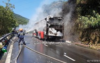 Cháy xe khách chở 29 người nước ngoài trên đèo Hải Vân